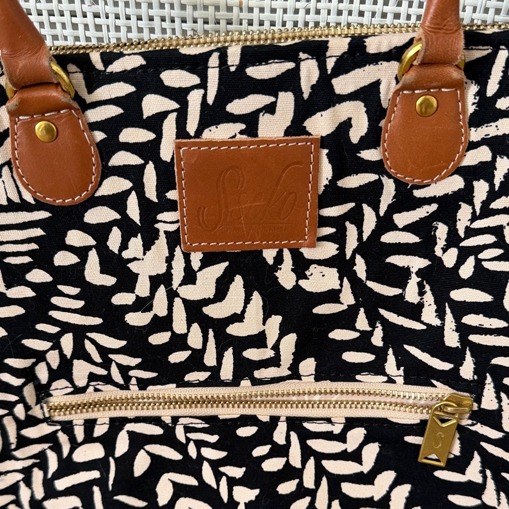 Stylish Black and Cream Tote Bag - Picture 3 of 7